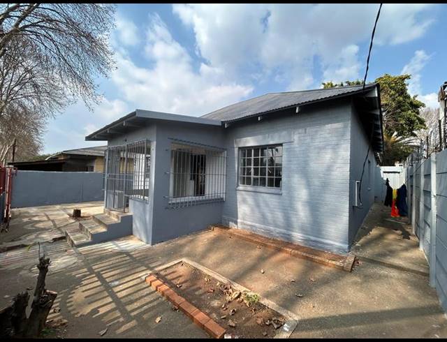 5 BEDROOM HOUSE FOR SALE IN BEZUIDENHOUT VALLEY